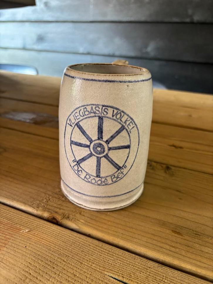 Aardewerk Mok Vliegbasis Volkel “De Rode Bef”, Antiek en Kunst, Antiek | Keramiek en Aardewerk, Verzenden