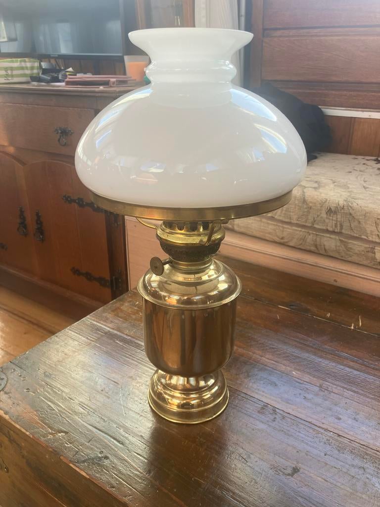 Antieke olielamp met witte kap, Ophalen