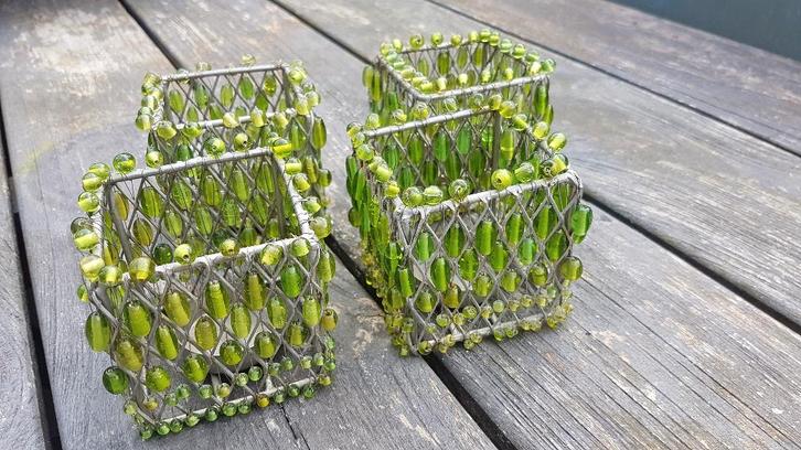 Waxinelichthouder 4st, met groene glas kralen gevlochten, Huis en Inrichting, Woonaccessoires | Kandelaars en Kaarsen, Zo goed als nieuw