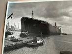 Foto NDSM-werf: Schip MARTICIA met sleepboten, ca. 1970, Verzamelen, Scheepvaart, Verzenden, Gebruikt