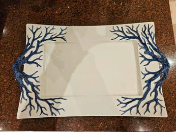 Bord met blauw koraal motief  beschikbaar voor biedingen