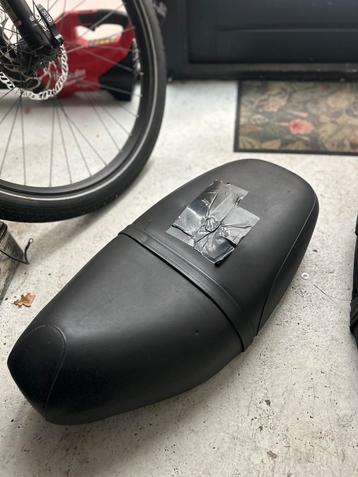 Piaggio Zip Sp98 lang zadel beschikbaar voor biedingen