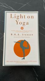 B.K.S. Iyengar - LIGHT ON YOGA, Boeken, Ophalen of Verzenden, Zo goed als nieuw