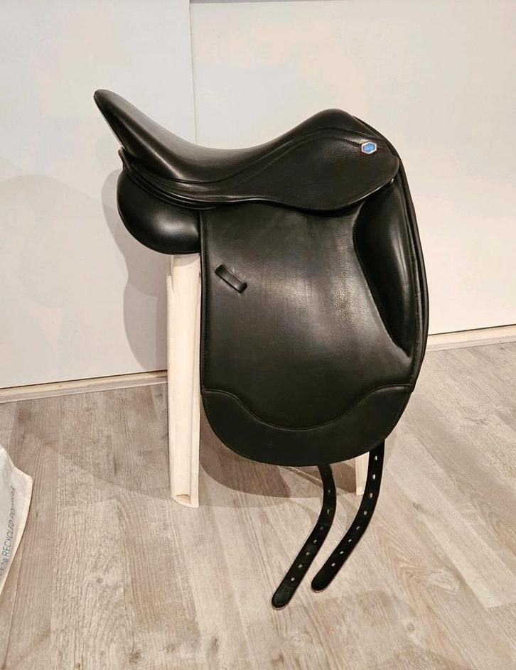 Sella Velluto monoblad dressuurzadel 17 inch., Dieren en Toebehoren, Paarden en Pony's | Zadels, Zo goed als nieuw, Dressuur, Ophalen of Verzenden