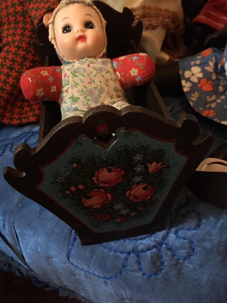 Oude piep popje met wiegje/gemerkt., Verzamelen, Poppen, Zo goed als nieuw, Pop