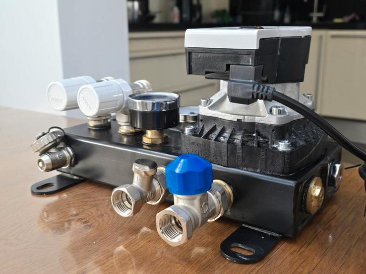 Wilo Robot Vloerverwarming Verdeler 2 Groepen, Doe-het-zelf en Verbouw, Verwarming en Radiatoren, Gebruikt, Overige typen, Minder dan 200 watt