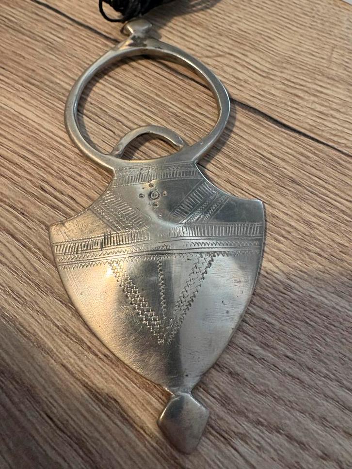 Oud zilveren Tuareg kruis Timia amulet hanger, Sieraden, Tassen en Uiterlijk, Antieke sieraden, Hanger, Zilver, Ophalen of Verzenden
