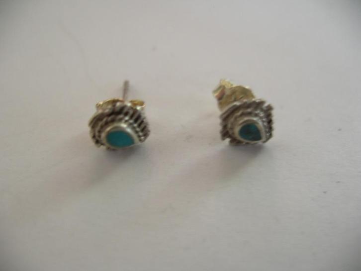 Een paar Zilveren Oorbellen met Turquoise edelsteen, Sieraden, Tassen en Uiterlijk, Antieke sieraden, Oorbellen, Zilver, Met edelsteen