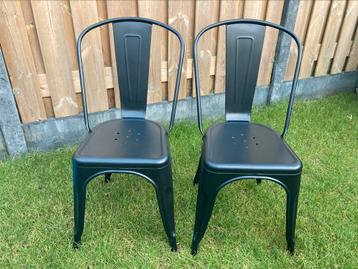 Zwart metalen stoelen beschikbaar voor biedingen