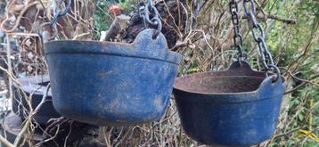 2 half ronde gietijzeren plantenhangers (brocante) beschikbaar voor biedingen