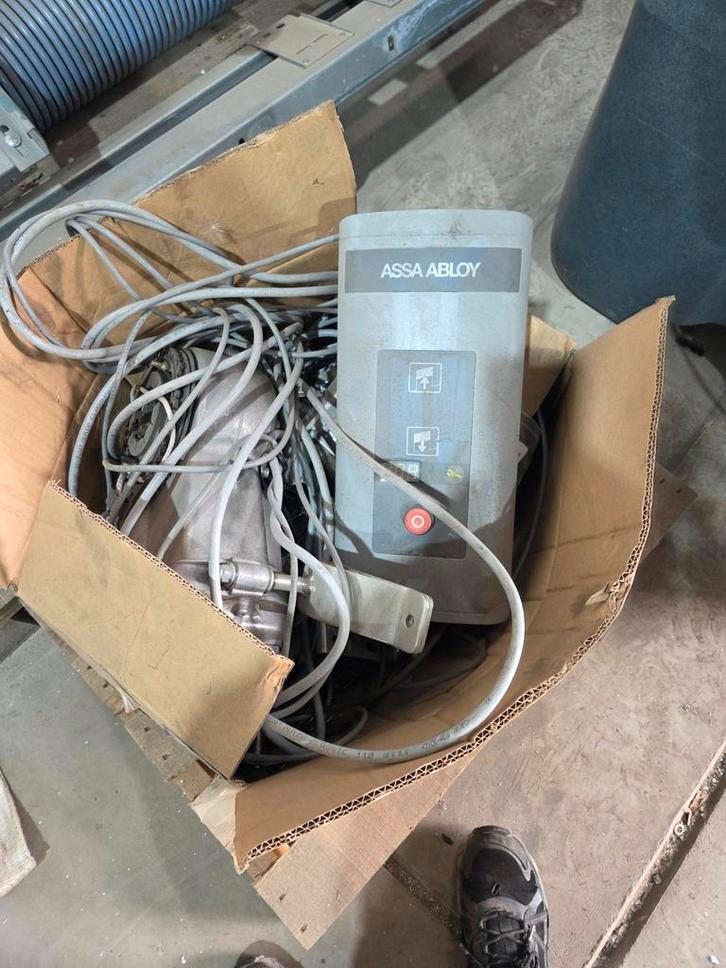 Overhead deur assa abloy 5.70 x 750, Doe-het-zelf en Verbouw, Deuren en Horren, Garagedeur, 215 cm of meer, 120 cm of meer, Ophalen of Verzenden