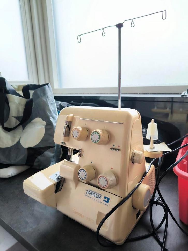 Bernette 134D lockmachine, Hobby en Vrije tijd, Naaimachines en Toebehoren, Gebruikt, Lockmachine, Ophalen