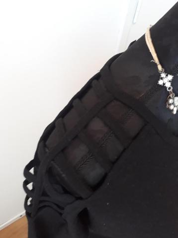 AMISU zwarte zachte trui cold shoulder maat S 36 / 38 Nieuw beschikbaar voor biedingen