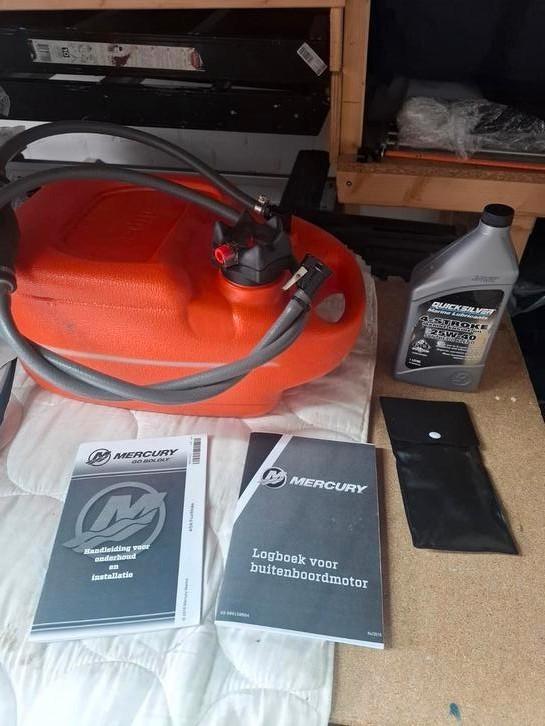 Aangeboden 12L benzine tankje En bbm mercury met spullen, Watersport en Boten, Accessoires en Onderhoud, Zo goed als nieuw, Motor en Techniek