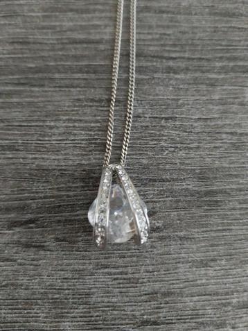Zilverkleurige ketting met kristal hanger beschikbaar voor biedingen
