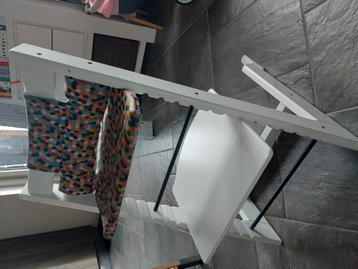 Witte stokke tripp trapp stoel met kussentjes. beschikbaar voor biedingen