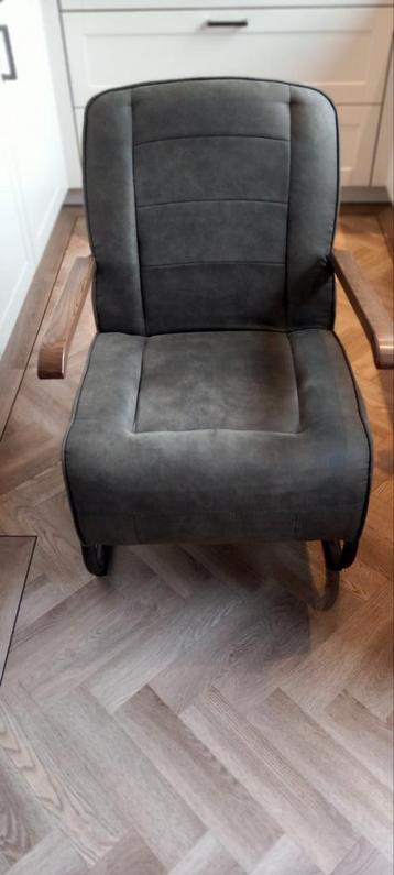 Comfortabele fauteuil met houten details beschikbaar voor biedingen