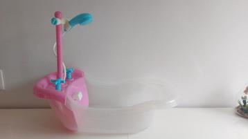 Poppenbadje met werkende douche en kraan beschikbaar voor biedingen