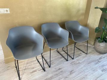Kuipstoelen en prachtige eettafel (kleur zwart) beschikbaar voor biedingen