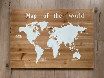 Wandbord wereldkaart hout 78 x 55 cm beschikbaar voor biedingen