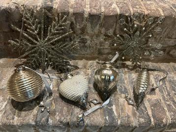 Mooie grote zilveren kerstballen en 2 grote sterren. beschikbaar voor biedingen