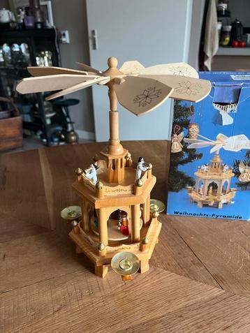 Weihnachts pyramide duitse kerst pyramide. beschikbaar voor biedingen