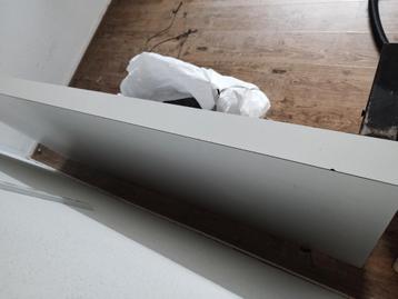 Grote Witte Eettafel met Dikke Poten beschikbaar voor biedingen