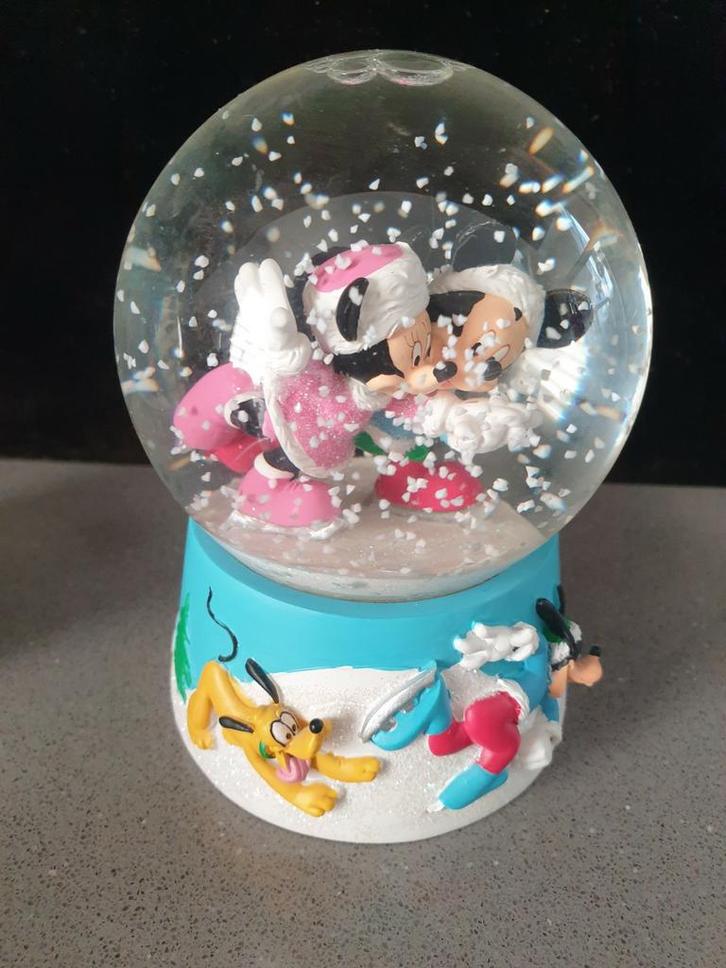 Disney winterglobe schaatsende mickey en minnie mouse, Verzamelen, Disney, Zo goed als nieuw, Beeldje of Figuurtje, Mickey Mouse