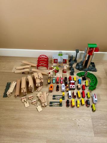 Grote set houten treinbaan van Bigjigs & BRIO Lift & Load beschikbaar voor biedingen