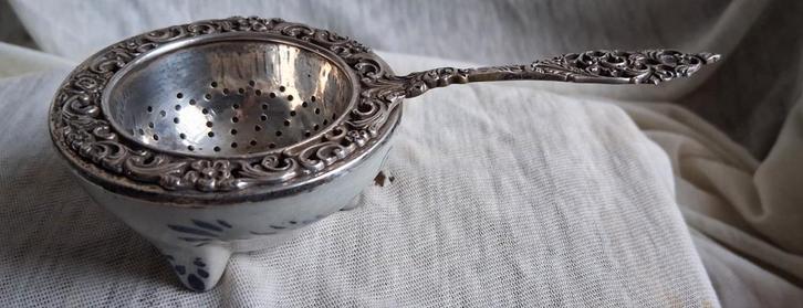 Antiek zilveren thee zeef met porseleinen houder, Antiek en Kunst, Antiek | Goud en Zilver, Zilver, Ophalen of Verzenden