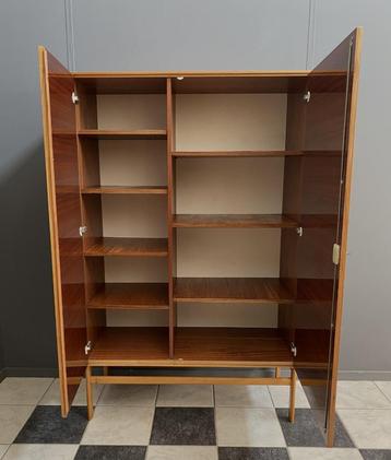 26 6 1974 lichte hoogglans leg kast borden boeken kleding  beschikbaar voor biedingen