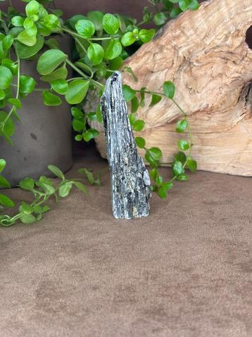 Kyaniet beschikbaar voor biedingen