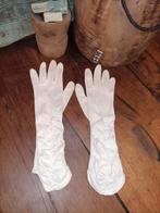 Brocante dames lange handschoen van vroeger. Glanzend stofje, Antiek en Kunst, Ophalen of Verzenden, Dames