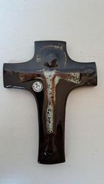 Keramieken kruisbeeld van Bree Belgium Handpainted. MCM., Ophalen of Verzenden, Zo goed als nieuw, Beeld(je), Christendom | Katholiek