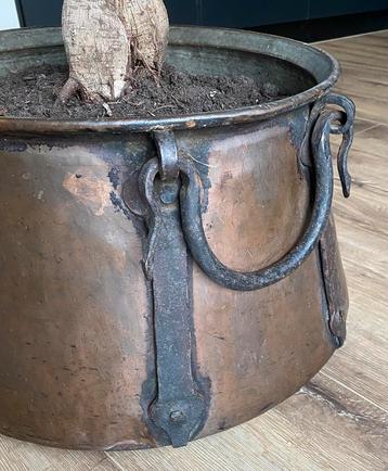 Mooie koperen pot met gesmeed beslag beschikbaar voor biedingen