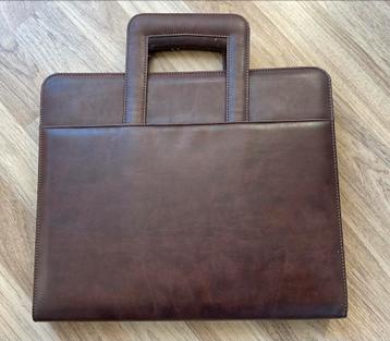 Bruine leren attaché tas - 34x28cm beschikbaar voor biedingen