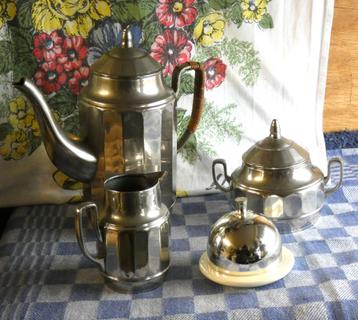 oud servies/ koffiekan/ suikerpot/ botervloot/ melkkan beschikbaar voor biedingen