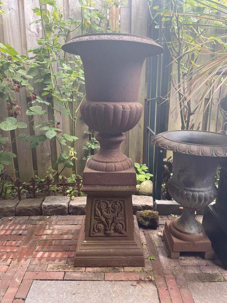 Gietijzeren tuinvaas bloempot op mooie console, Tuin en Terras, Tuinvazen, Zo goed als nieuw, Ophalen