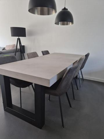 Robuuste beton ciré eettafel met zwarte U-poot + 6 s beschikbaar voor biedingen