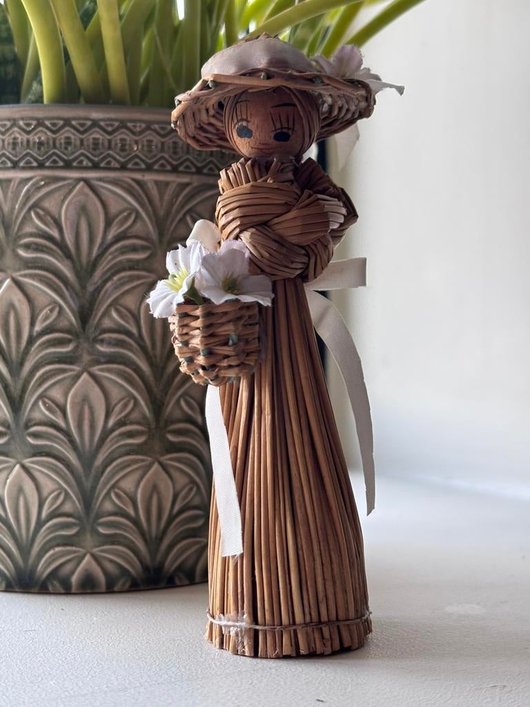 Vintage 70 handgemaakte pop, vrouw van riet, mand bloemen, Ophalen of Verzenden, Huis en Inrichting