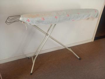 Oude strijkplank beschikbaar voor biedingen