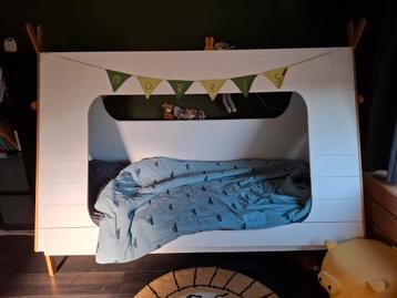 eenpersoonsbed tent hout zonder matras en vlaggetjes beschikbaar voor biedingen
