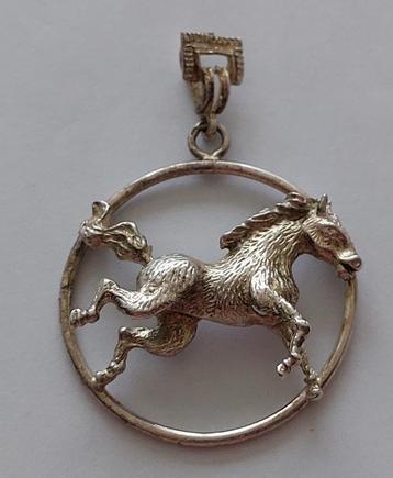 Grote zilver hanger cirkel met paard er op, bijzonder mooi. beschikbaar voor biedingen