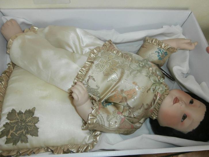 Pop de keizerlijke erfgenaam vd chinese dynasty certificaat, Verzamelen, Poppen, Zo goed als nieuw, Pop, Levensecht of Reborn
