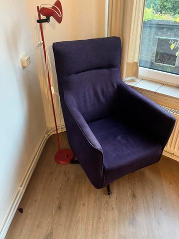 Mooie Paarse Draaistoel beschikbaar voor biedingen