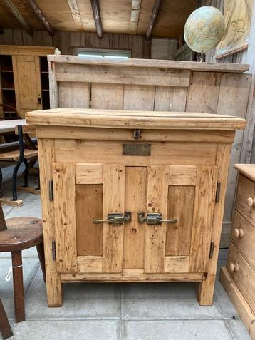 Stoer landelijke kast koelkast Hennefeld beschikbaar voor biedingen