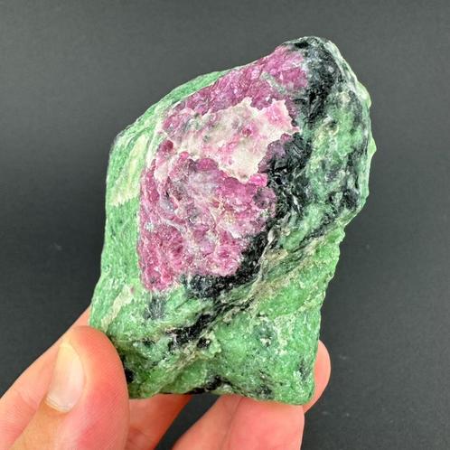 Robijn in Zoisiet uit India, Verzamelen, Mineralen en Fossielen, Mineraal, Ophalen of Verzenden