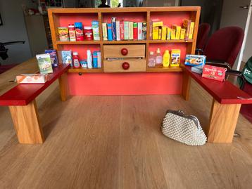 Antieke houten speelgoedwinkel met miniatuur producten beschikbaar voor biedingen