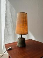 Tafellamp jaren 60 keramiek met jute kap in aardetinten, Ophalen of Verzenden, Gebruikt, Midcentury, Minder dan 50 cm