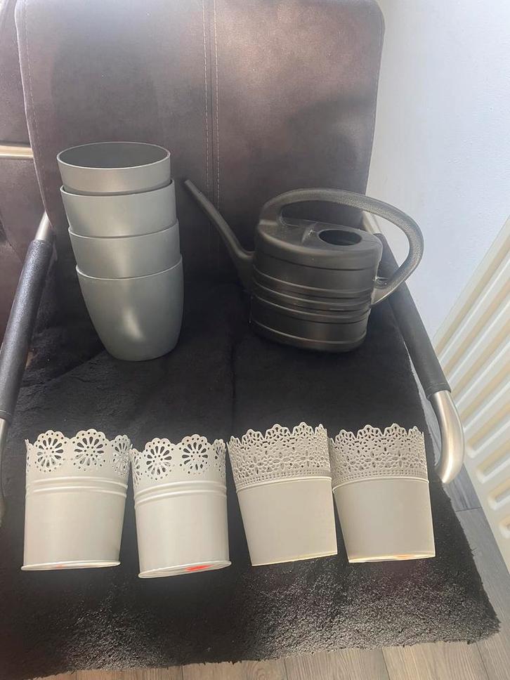 Nog 8 grijze Bloempotten/4 nog nieuw +1 Nieuwe Bloemengieter, Huis en Inrichting, Woonaccessoires | Overige, Nieuw, Ophalen